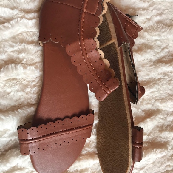 Lattice patterned sandals - Picture 2 of 2